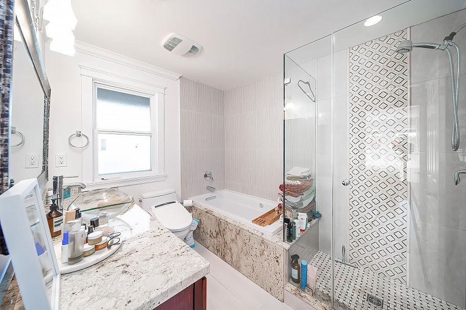 3765 W 3rd Avenue Vancouver, BC - 21