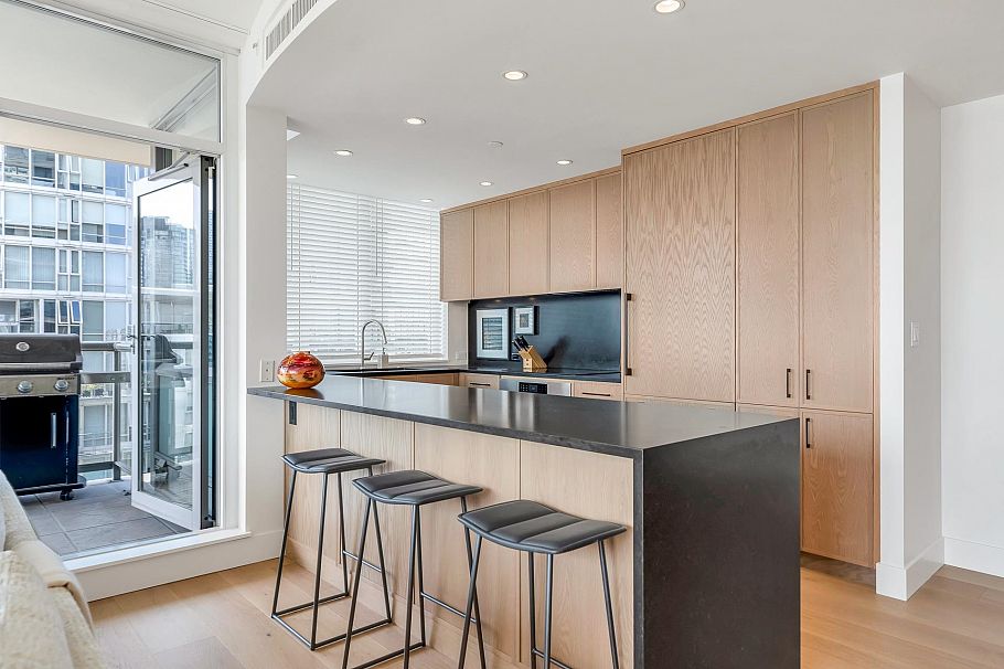 801 1328 Marinaside Crescent Vancouver, BC - 10