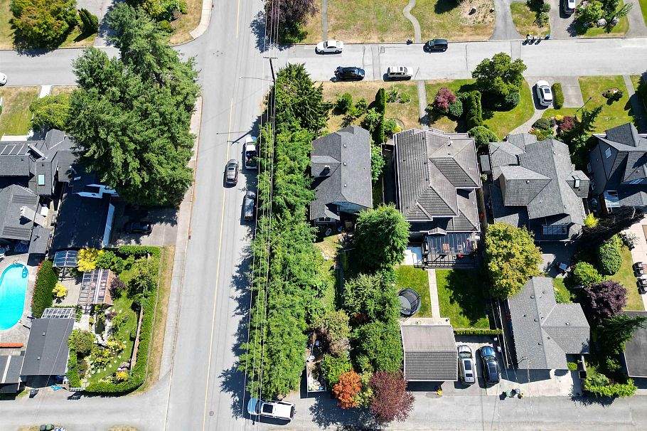 796 E 11th Street North Vancouver, BC - 2