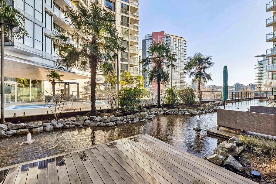 303 68 Smithe Street Vancouver, BC - 2