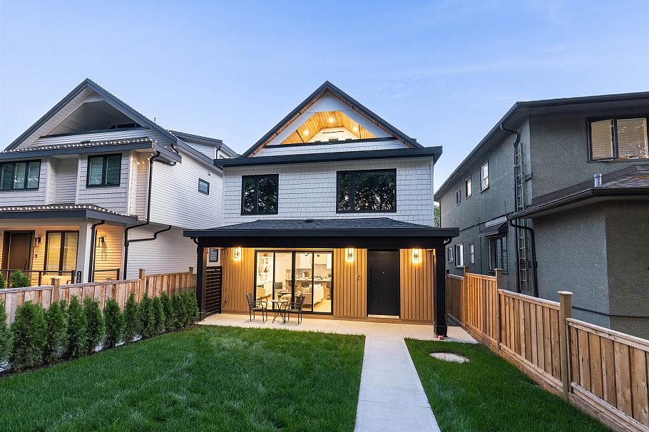 1 3576 E Pender Street Vancouver, BC - 2