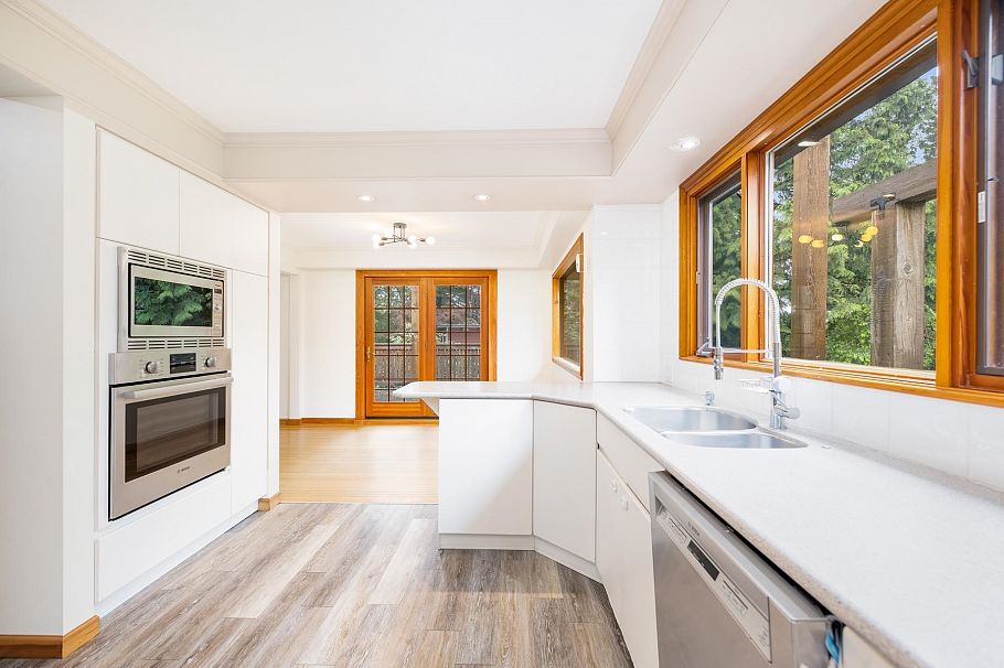 1561 Merlynn Crescent North Vancouver, BC - 10