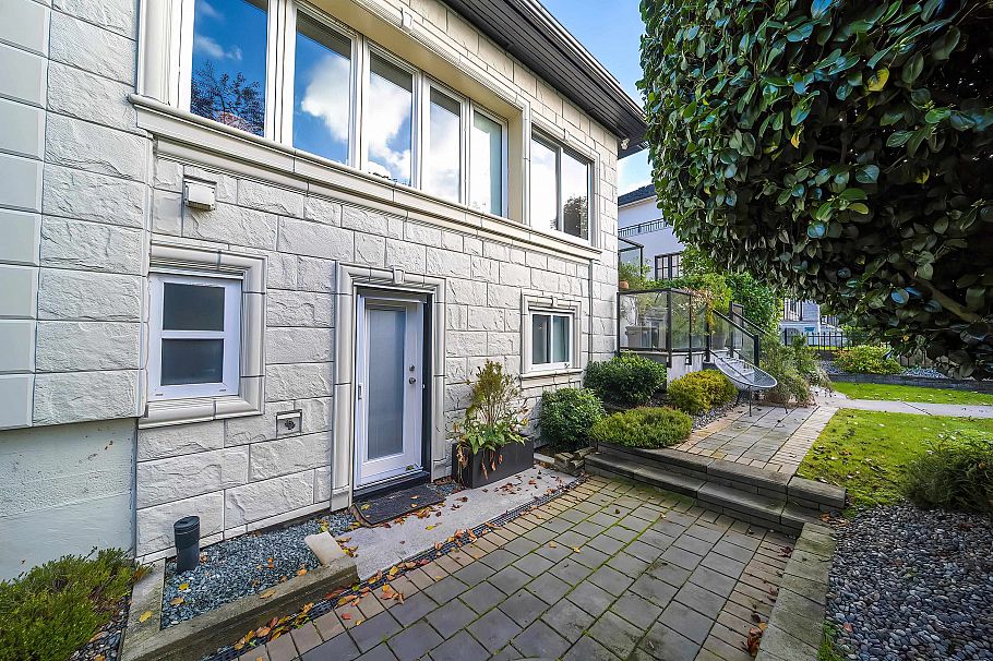 3765 W 3rd Avenue Vancouver, BC - 5