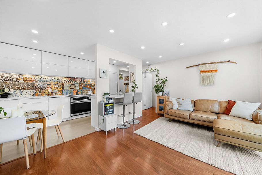 101 241 St. Andrews Avenue North Vancouver, BC - 1