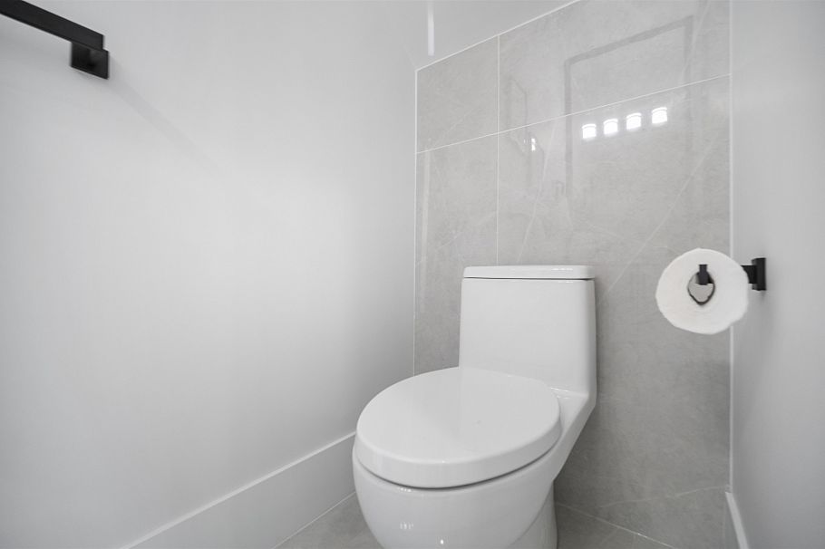 2790 E 49th Avenue Vancouver, BC - 25