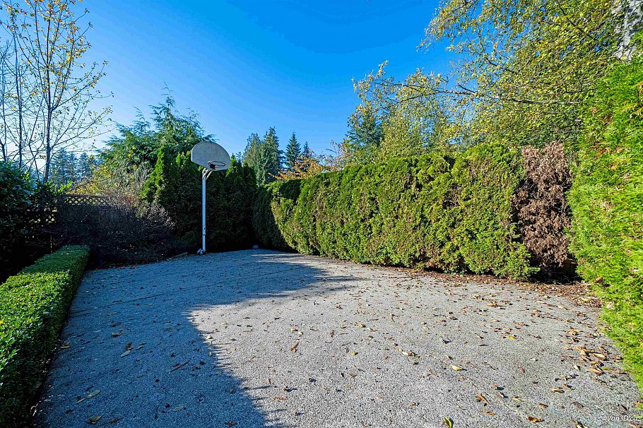 1072 Clements Avenue North Vancouver, BC - 29