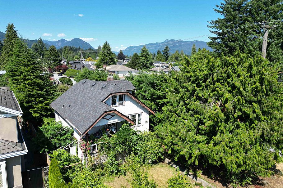 796 E 11th Street North Vancouver, BC - 10