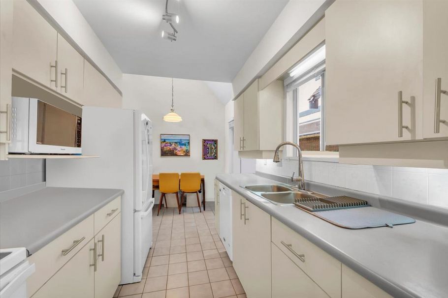 3060 W 8th Avenue Vancouver, BC - 9