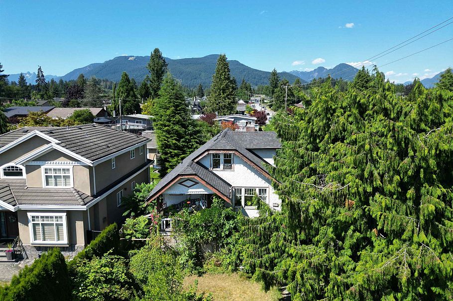 796 E 11th Street North Vancouver, BC - 9