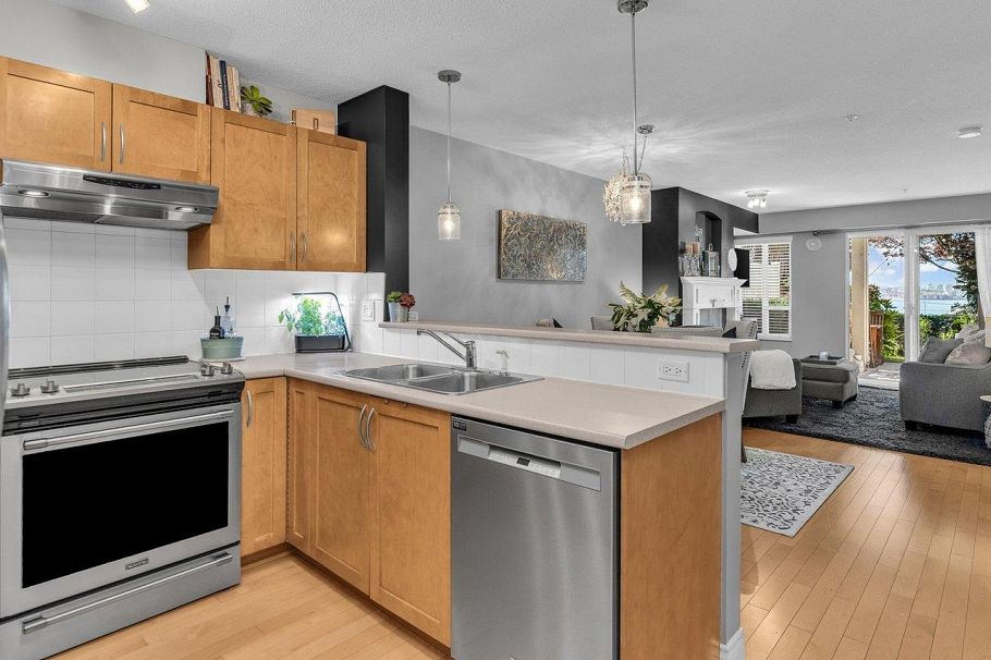 105 333 E 1st Street North Vancouver, BC - 2