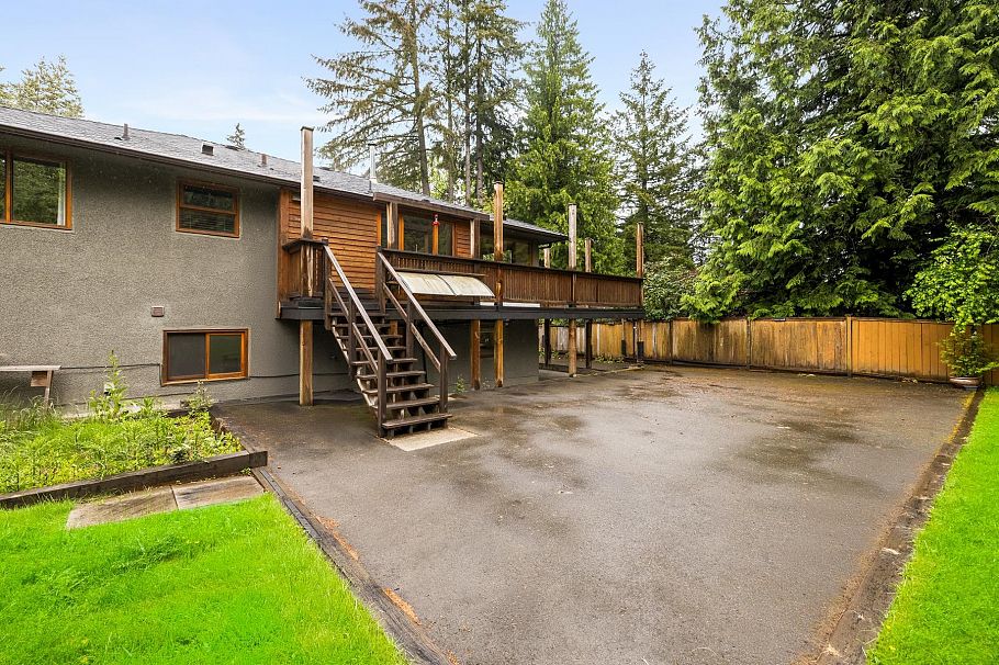 1561 Merlynn Crescent North Vancouver, BC - 29