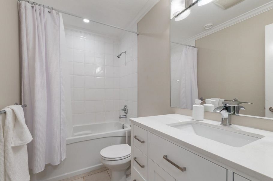 744 E 15th Street North Vancouver, BC - 32