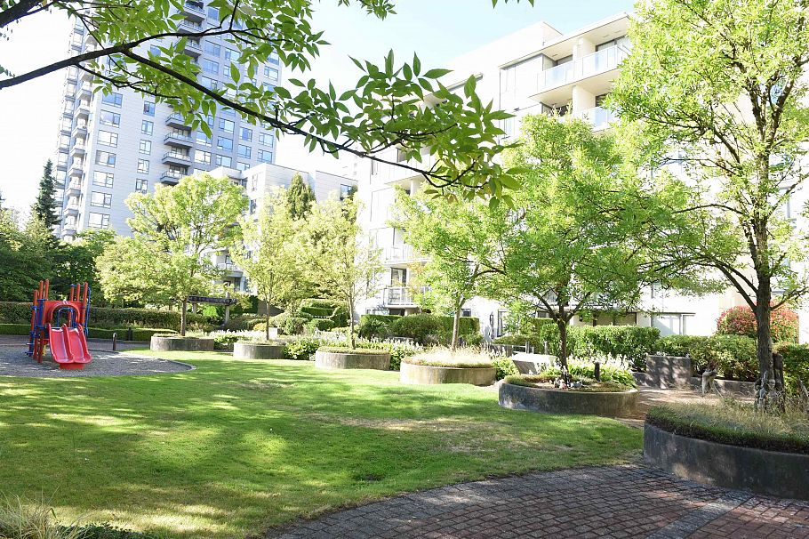 512 3588 Crowley Drive Vancouver, BC - 14