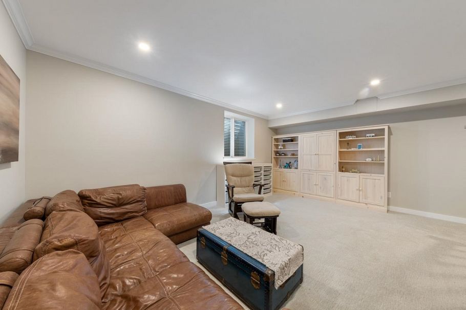 744 E 15th Street North Vancouver, BC - 28