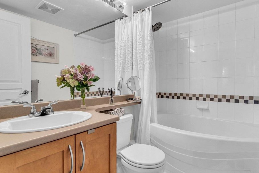 105 333 E 1st Street North Vancouver, BC - 10