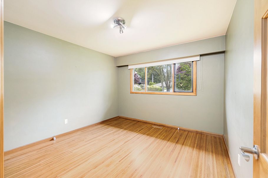 1561 Merlynn Crescent North Vancouver, BC - 14