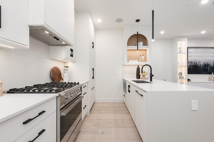 1 65 E King Edward Avenue Vancouver, BC - 9