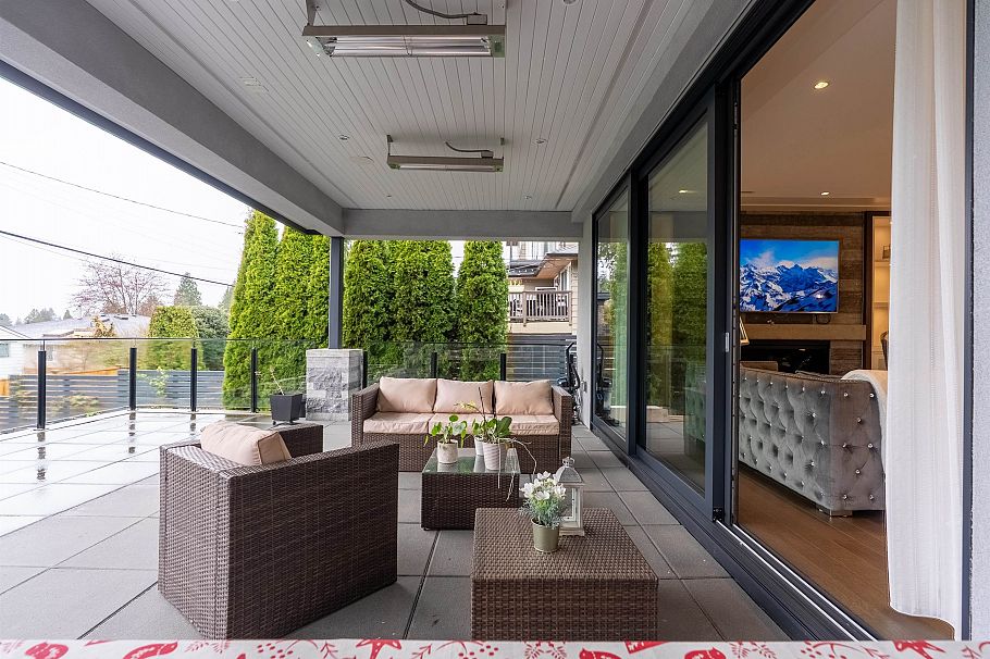 925 Beaumont Drive North Vancouver, BC - 39