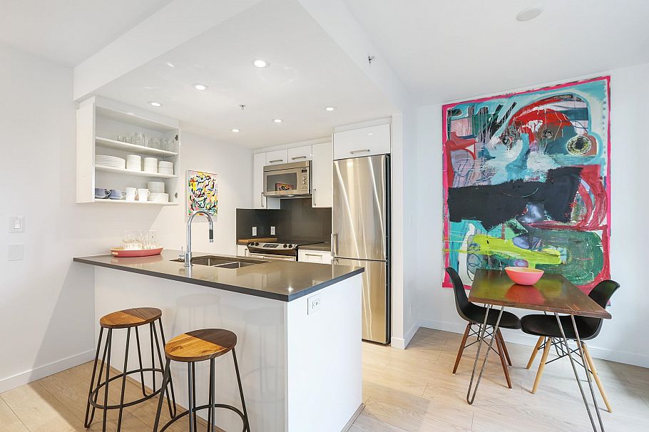 305 933 E Hastings Street Vancouver, BC - 4