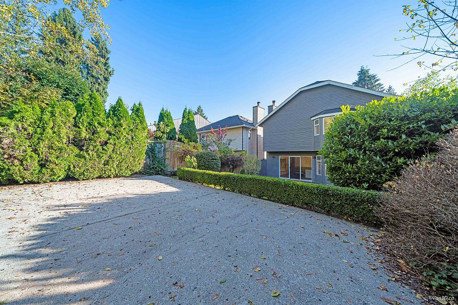 1072 Clements Avenue North Vancouver, BC - 30