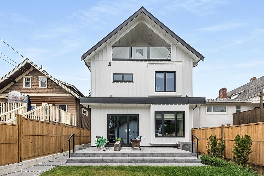 2 878 E 37th Avenue Vancouver, BC - 1