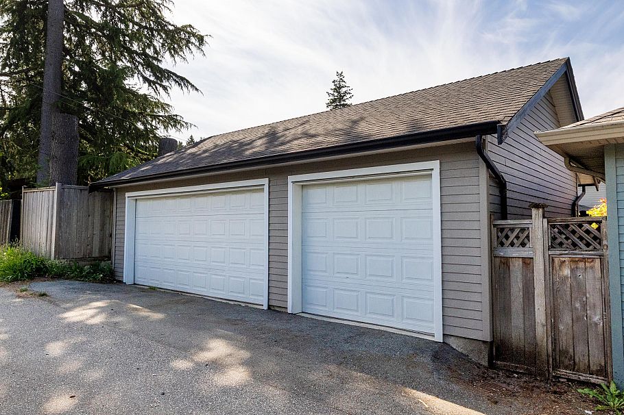 744 E 15th Street North Vancouver, BC - 39