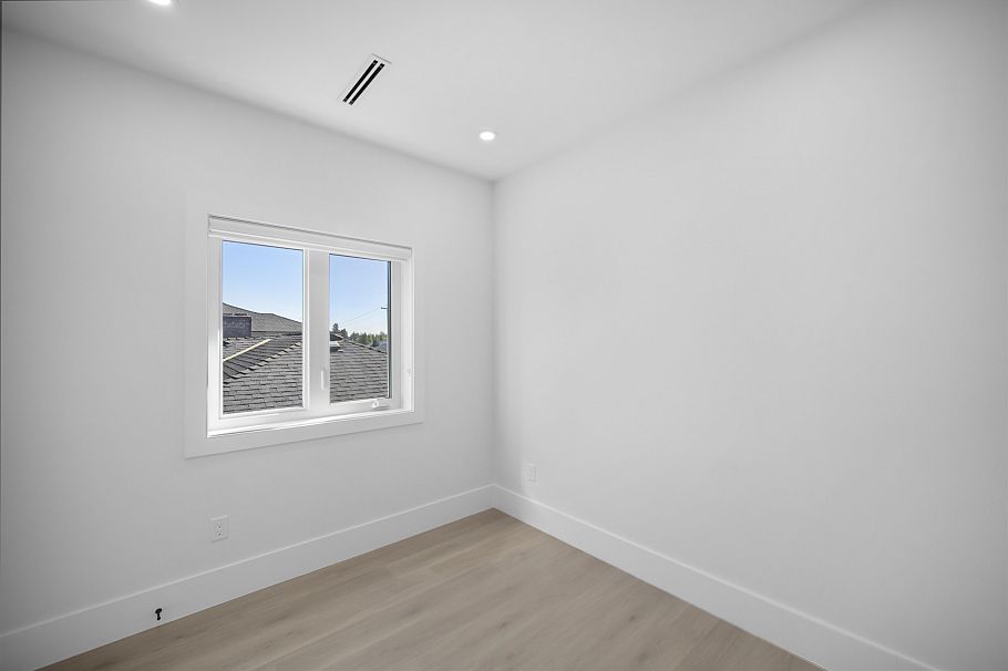 2790 E 49th Avenue Vancouver, BC - 35