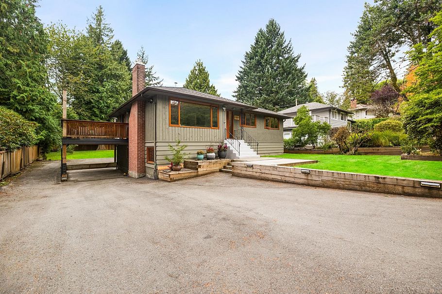 1561 Merlynn Crescent North Vancouver, BC - 32