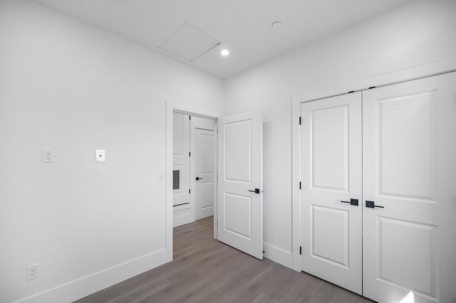 2790 E 49th Avenue Vancouver, BC - 36