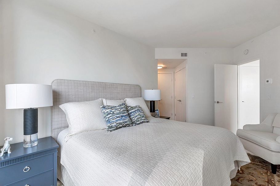 801 1328 Marinaside Crescent Vancouver, BC - 24