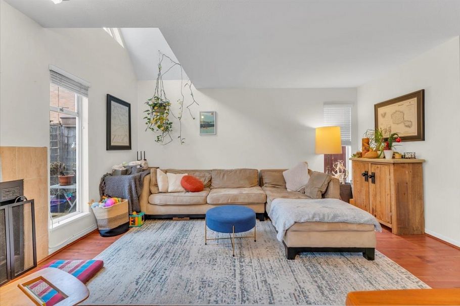 3060 W 8th Avenue Vancouver, BC - 1