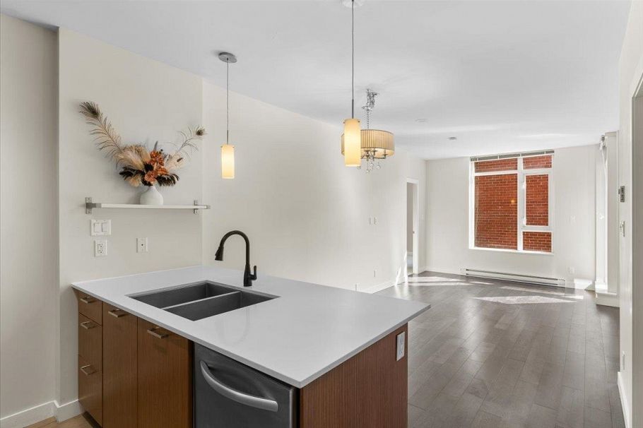 201 2321 Scotia Street Vancouver, BC - 5