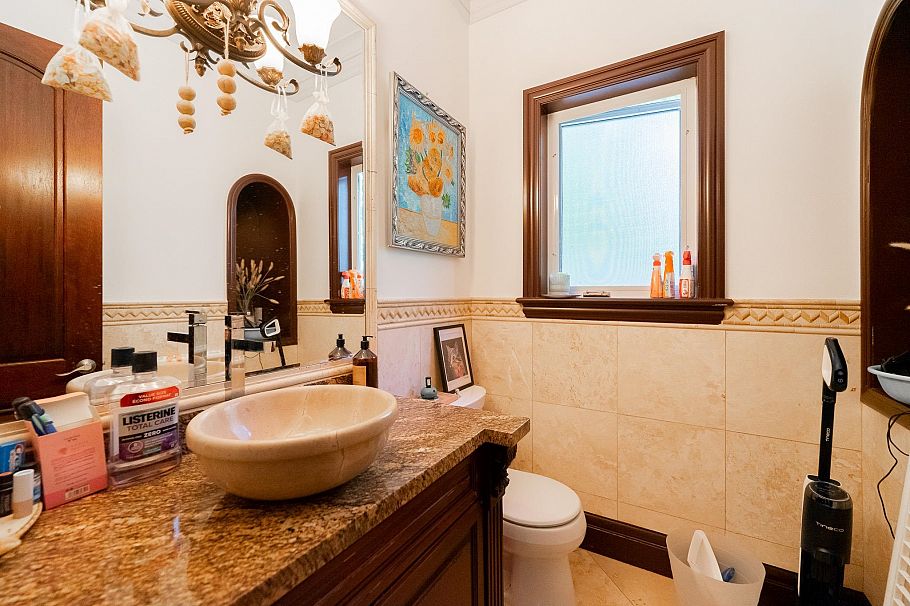 2502 W 36th Avenue Vancouver, BC - 32