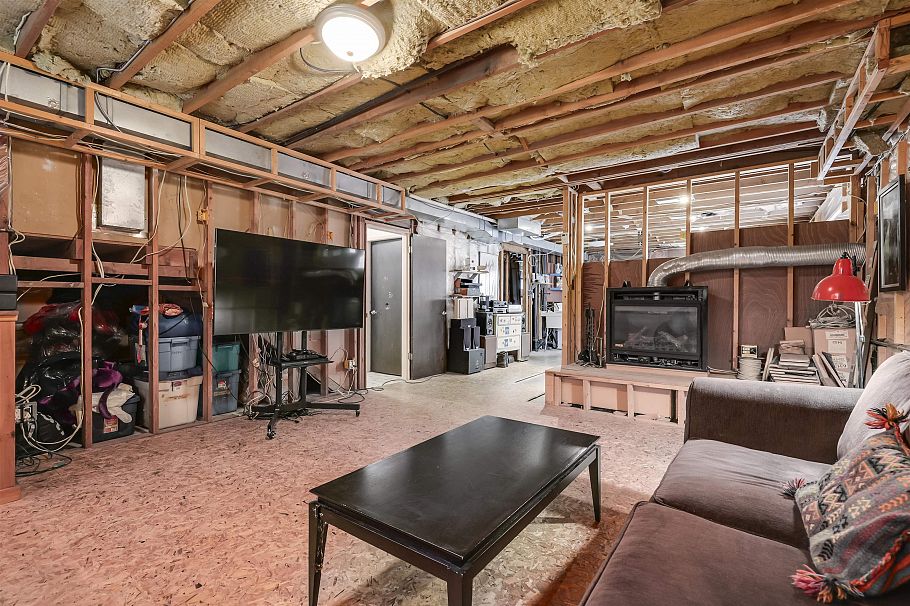 2419 Weymouth Place North Vancouver, BC - 24