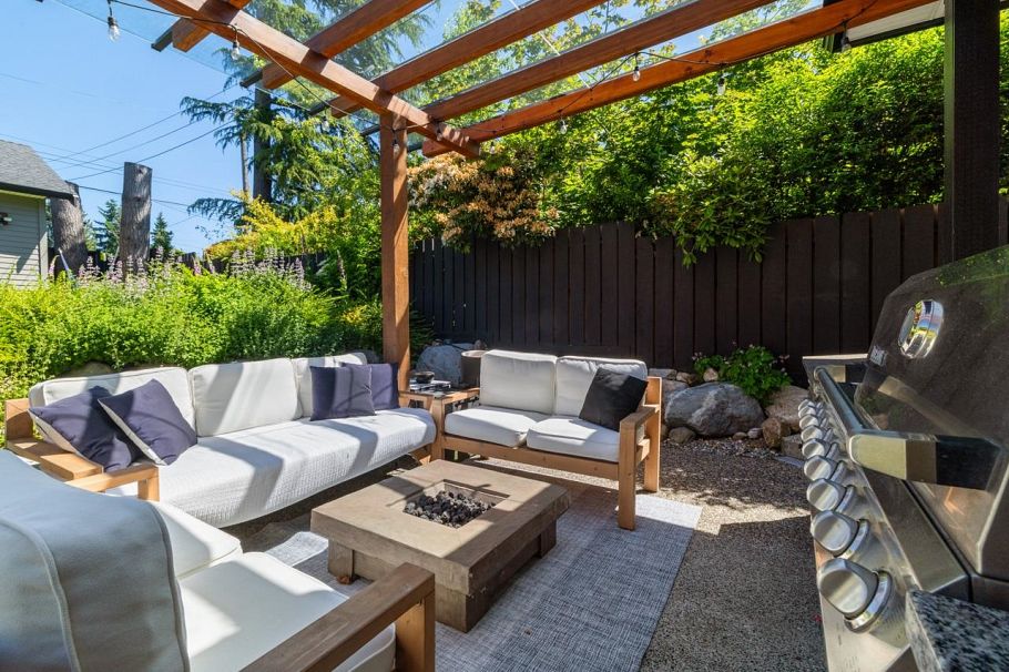 744 E 15th Street North Vancouver, BC - 33