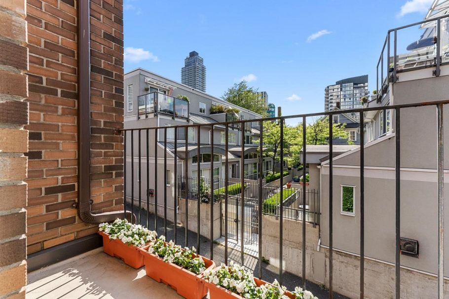 1363 W 7th Avenue Vancouver, BC - 25