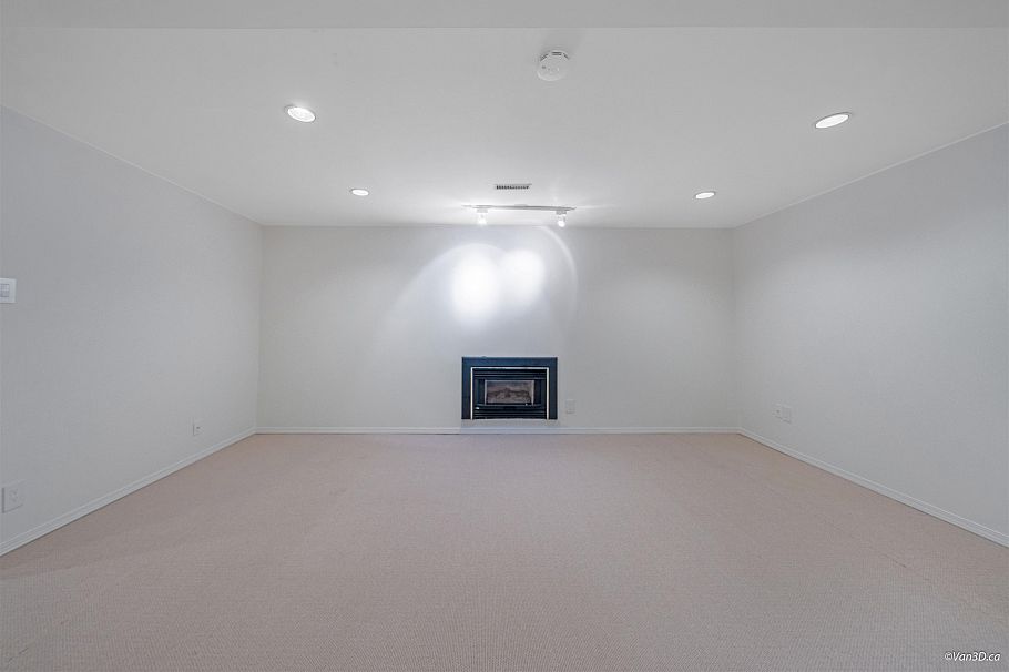 1072 Clements Avenue North Vancouver, BC - 22