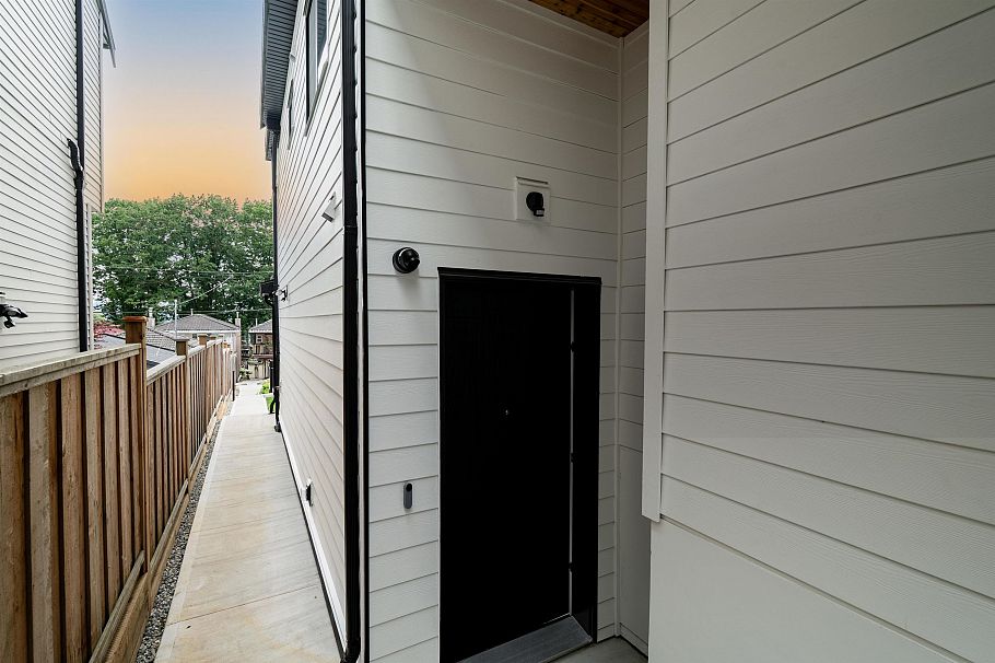 2 3576 E Pender Street Vancouver, BC - 33