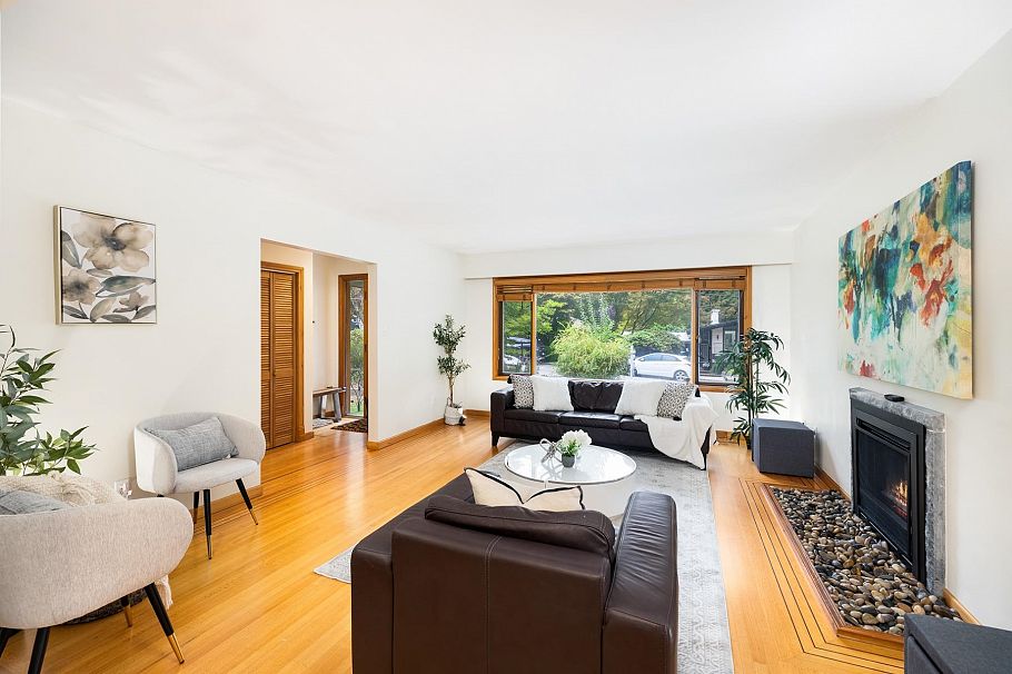 1561 Merlynn Crescent North Vancouver, BC - 4