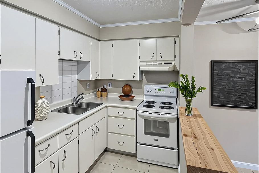 302 1435 Nelson Street Vancouver, BC - 7