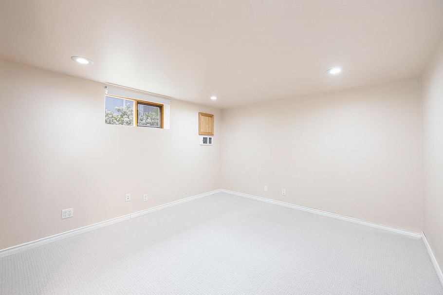 1561 Merlynn Crescent North Vancouver, BC - 22