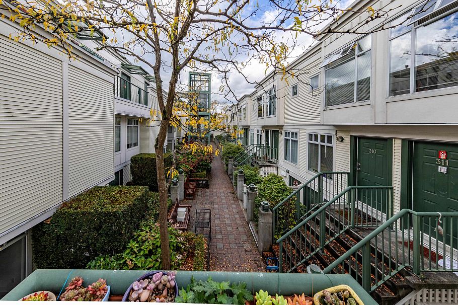 215 3727 W 10th Avenue Vancouver, BC - 2