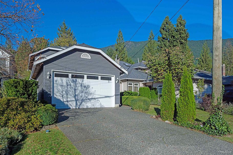 1072 Clements Avenue North Vancouver, BC - 36