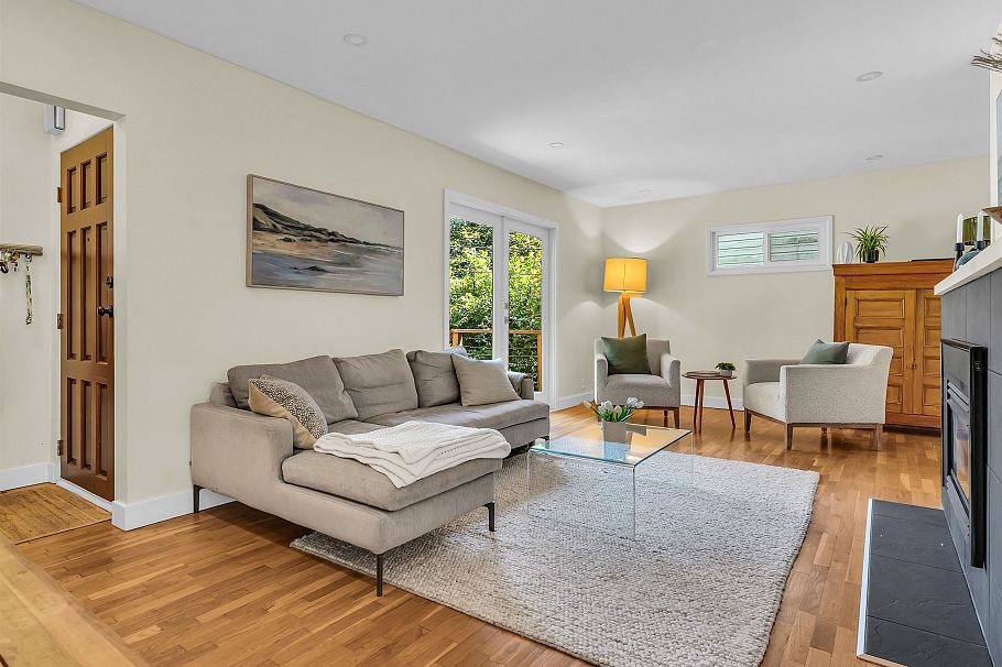 2433 Philip Avenue North Vancouver, BC - 2