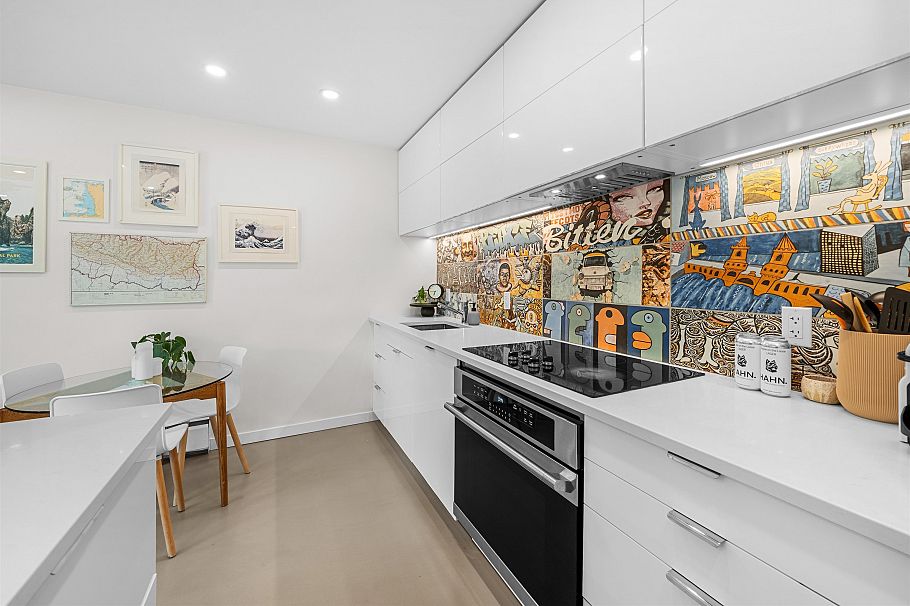 101 241 St. Andrews Avenue North Vancouver, BC - 4