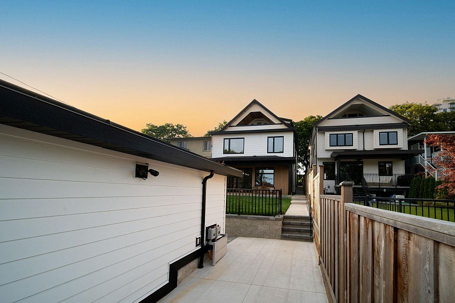 1 3576 E Pender Street Vancouver, BC - 36