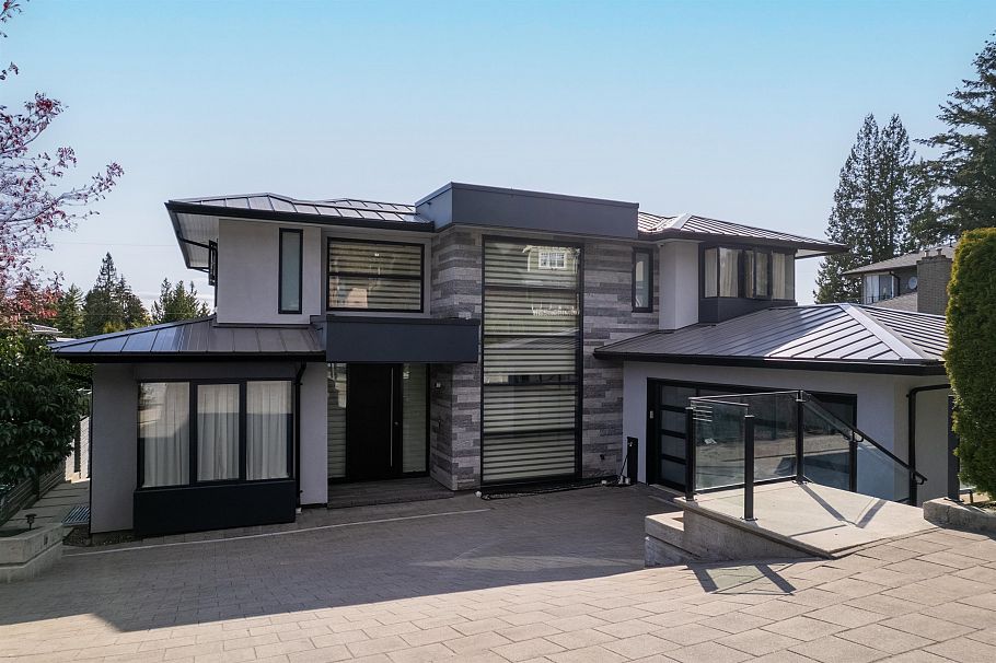 925 Beaumont Drive North Vancouver, BC - 1