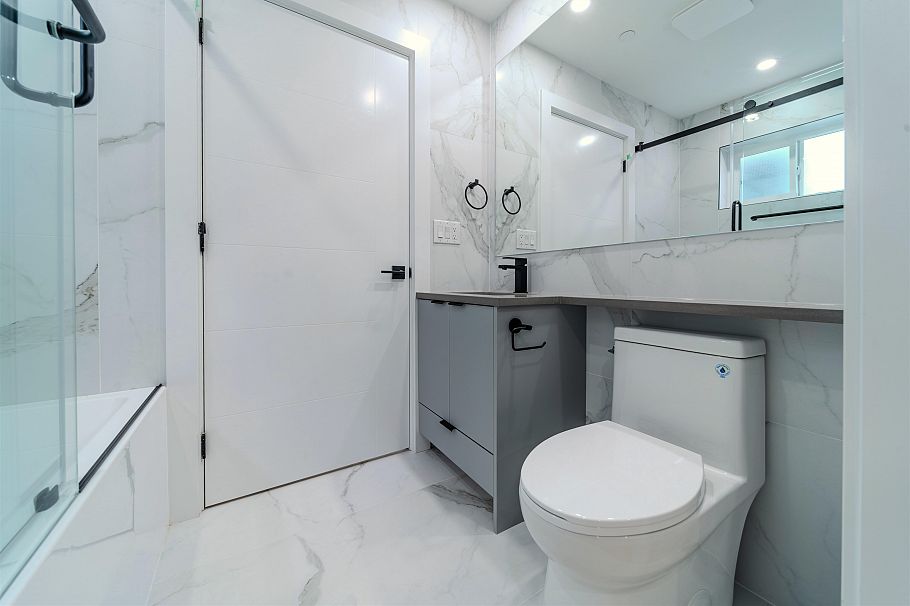 1 3576 E Pender Street Vancouver, BC - 25