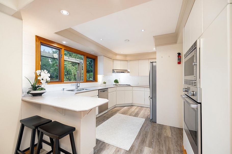 1561 Merlynn Crescent North Vancouver, BC - 9