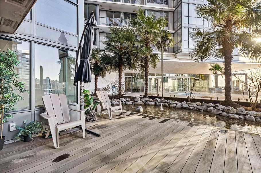 303 68 Smithe Street Vancouver, BC - 1